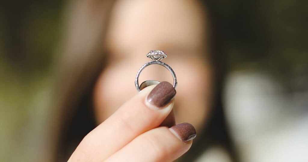 Engagement ring: Who gets to keep it if the wedding is called off?